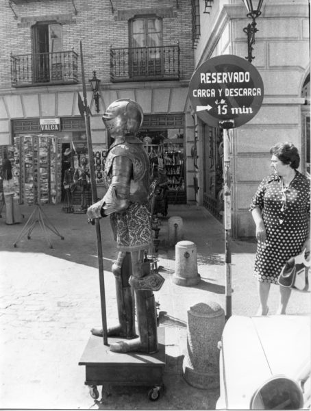 19 - 1976-09-08_Objetos típicos toledanos en las tiendas junto al Alcázar_Foto Carvajal