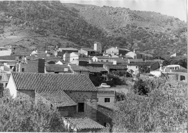 19 - 1985 ca._Hinojosa de San Vicente_Vista del caserío_Foto Carvajal