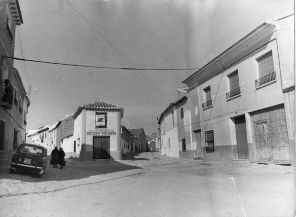 20 - 1985 ca._Madridejos_Una calle_Foto Carvajal