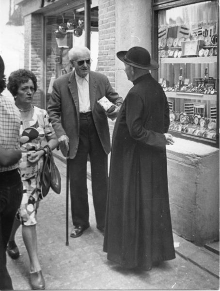 22 - 1976-09-08_Personas ante una relojería en la calle Hombre de Palo_Foto Carvajal