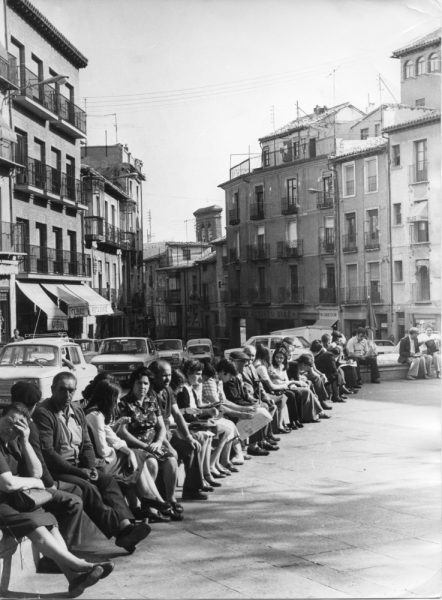 23 - 1976-09-08_Personas sentadas alrededor de la plaza de Zocodover_Foto Carvajal