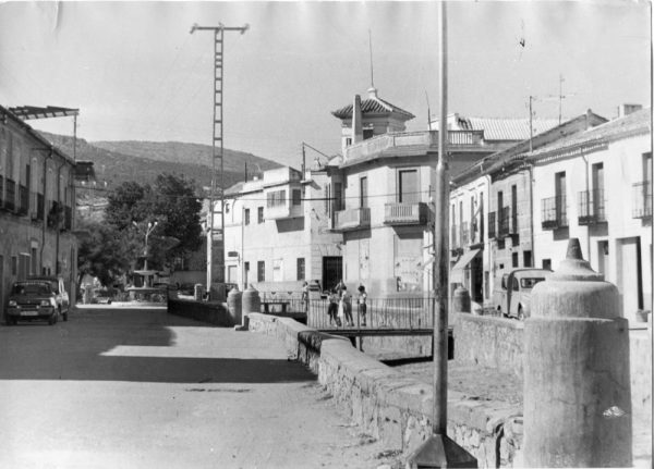 25 - 1985 ca._Navahermosa_Calle_Foto Carvajal