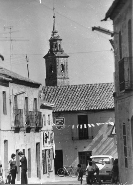 26 - 1983-02-00_Los Navalmorales_Una calle y campanario de la iglesia de Nuestra Señora de la Antigua_Foto Carvajal
