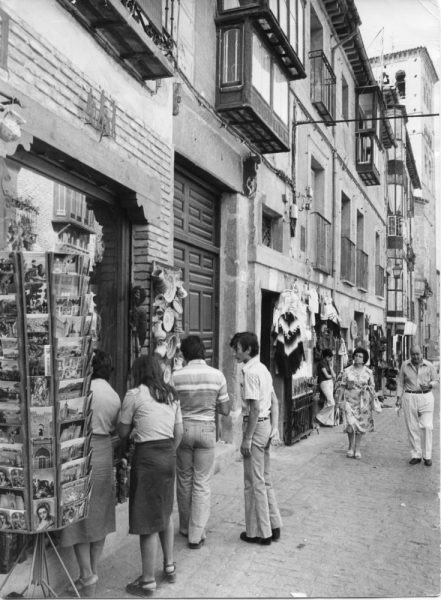 27 - 1976-09-08_Tiendas de regalos en la calle de Santo Tomé_Foto Carvajal
