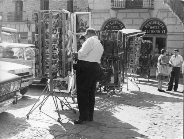 29 - 1976-09-08_Turistas comprando postales junto al hotel Alfonso VI_Foto Carvajal