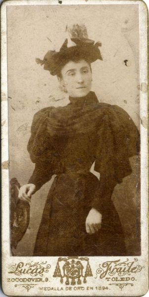 3-04_Hacia 1894 - Retrato de una mujer con sombrero - Foto Pedro Lucas Fraile