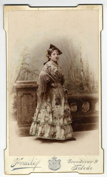 3-08_Hacia 1896-1897 - Retrato coloreado de una joven - Foto de Pedro Lucas Fraile