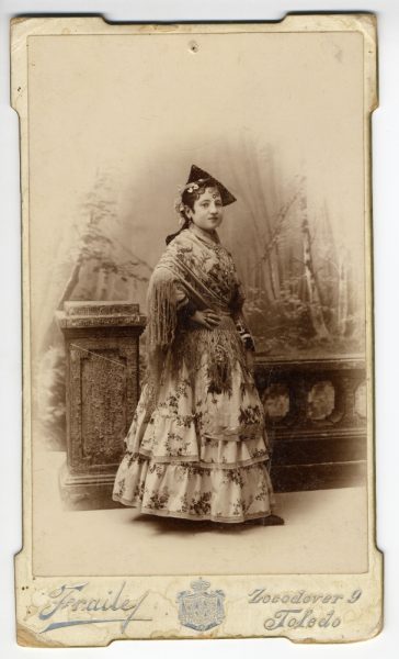 3-09_Hacia 1896-1897 - Retrato de una joven - Foto de Pedro Lucas Fraile
