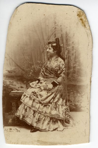 3-10_Hacia 1896-1897 - Retrato de una joven - Foto de Pedro Lucas Fraile