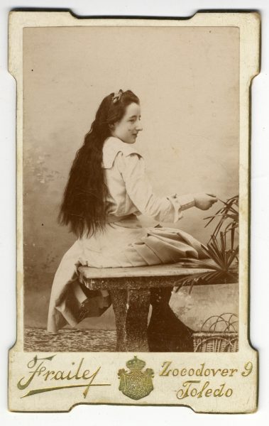 3-12_Hacia 1896-1897 - Retrato de una joven - Foto de Pedro Lucas Fraile