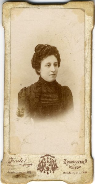 3-13_Hacia 1896-1898 - Retrato de una joven - Foto de Pedro Lucas Fraile