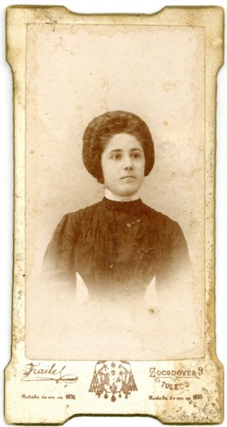 3-14_Hacia 1896-1898 - Retrato de una joven - Foto de Pedro Lucas Fraile