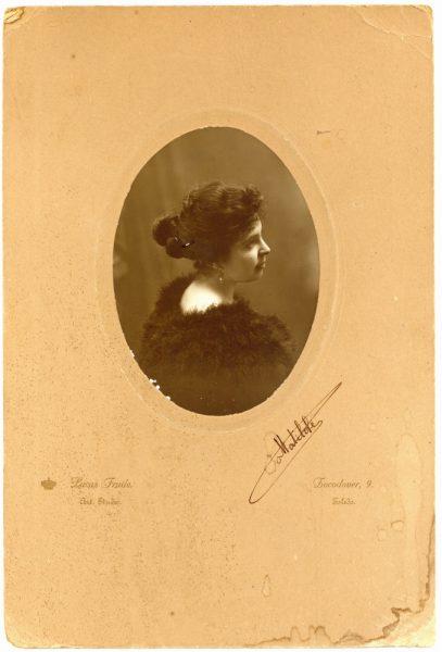 3-26_Hacia 1920-1925 - Retrato de una joven - Foto de Daniel Lucas Garijo