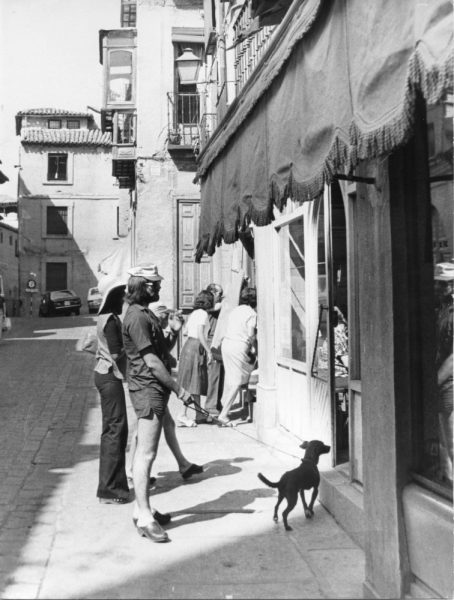 30 - 1976-09-08_Turistas en la calle de Santo Tomé_Foto Carvajal