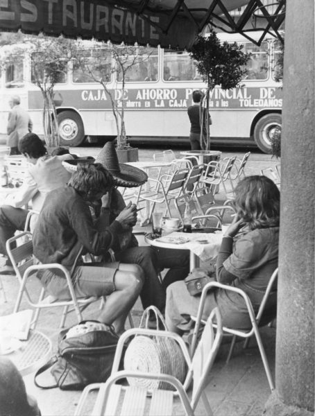 31 - 1976-09-08_Turistas en una terraza de la Plaza de Zocodover_Foto Carvajal