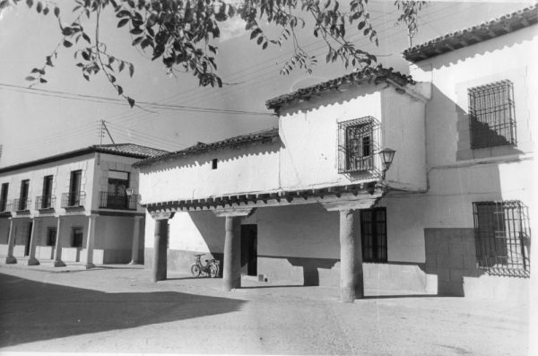 31 - 1987-05-04_Orgaz_Hospital de San Lorenzo en la plaza de la Constitución_Foto Carvajal