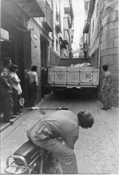 32 - 1976-09-08_Un camión atascado en la calle Hombre de Palo_Foto Carvajal