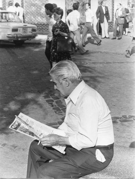 33 - 1976-09-08_Un hombre leyendo el YA en la plaza de Zocodover_Foto Carvajal