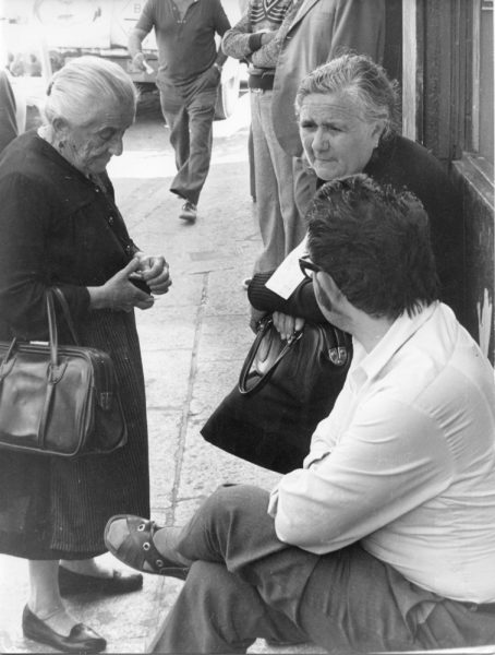 34 - 1976-09-08_Una anciana comprando el cupón de la ONCE en la fachada del café Español_Foto Carvajal