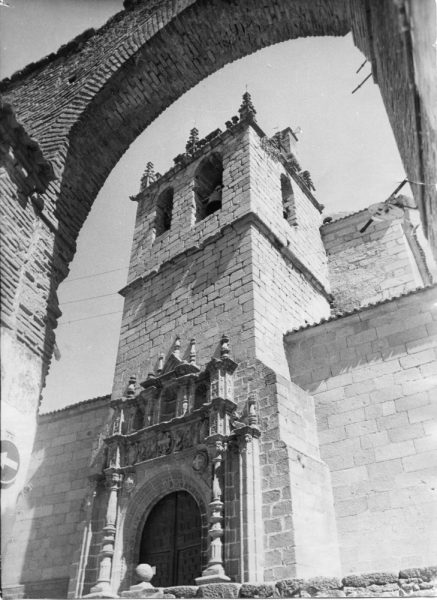 34 - 1987-09-07_Oropesa_Portada y campanario de la iglesia de Nuestra Señora de la Asunción_Foto Carvajal