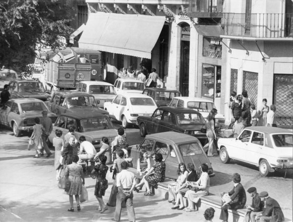 35 - 1976-09-08_Vehículos y personas entre la plaza de Zocodover y calle Comercio_Foto Carvajal