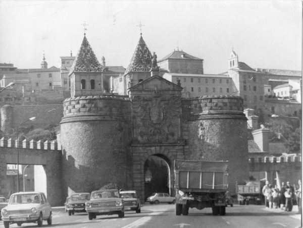 37 - 1976-09-08_Vista de la Puerta de Bisagra de Toledo desde el exterior de la ciudad_Foto Carvajal