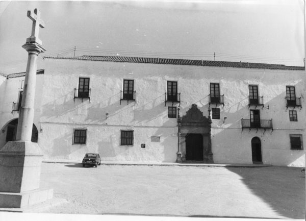 37 - 1985 ca._La Puebla de Montalbán_Fachada del Palacio de los Condes de Montalbán_Foto Carvajal