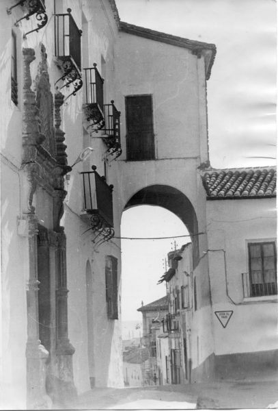38 - 1985 ca._La Puebla de Montalbán_Detalle de portada y fachada del Palacio de los Condes de Montalbán_Foto Carvajal