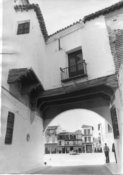 39 - 1985 ca._La Puebla de Montalbán_Plaza Mayor desde el Arco de Manzanilla_Foto Carvajal