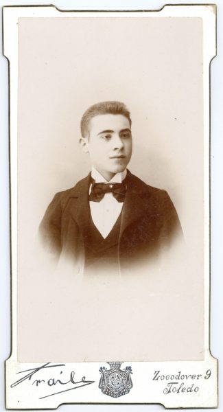 4-08_Hacia 1896-1899 - Retrato de un joven - Foto de Pedro Lucas Fraile