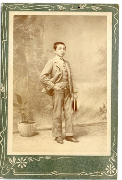 4-15_Hacia 1905-1910 - Retrato de un joven con sombrero - Foto de Emiliano Lucas Fraile