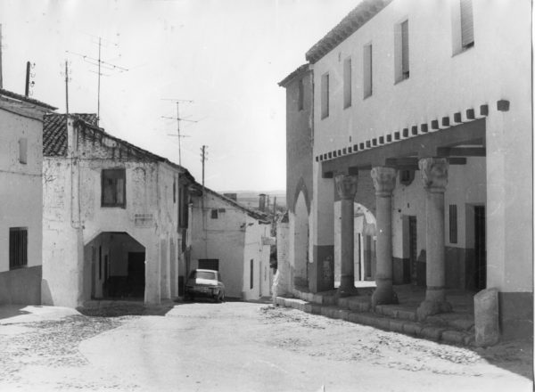 40 - 1985 ca._El Puente del Arzobispo_Una calle_Foto Carvajal
