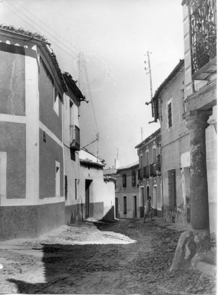 41 - 1985 ca._El Puente del Arzobispo_Una calle_Foto Carvajal
