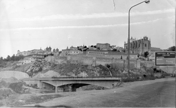 42 - 1976-09-08_Vista del Puente de la Cava en construcción desde la carretera de Navalpino_Foto Carvajal