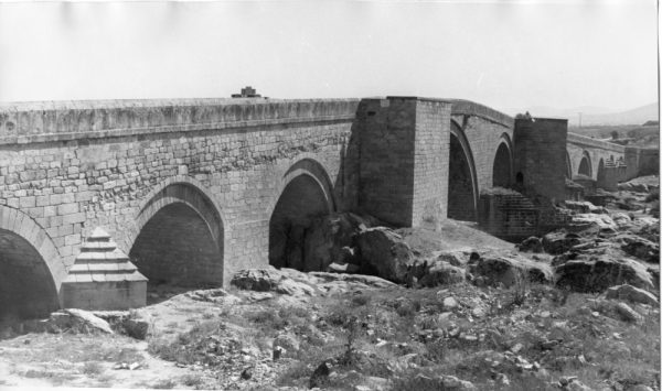 42 - 1985 ca._El Puente del Arzobispo_Puente sobre el río Tajo_Foto Carvajal