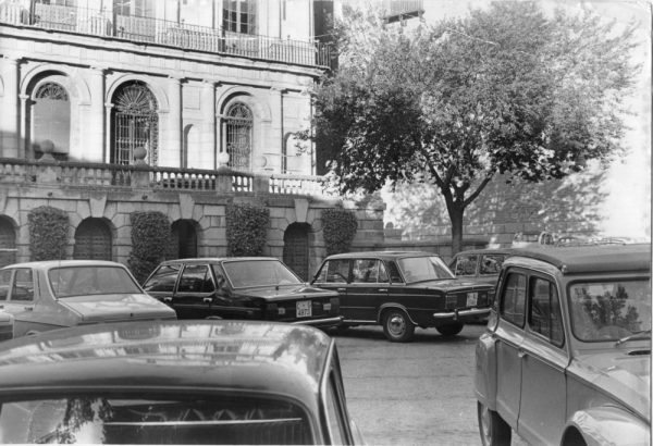 43 - 1976-09-08_Vista parcial de la fachada el Ayuntamiento_Foto Carvajal