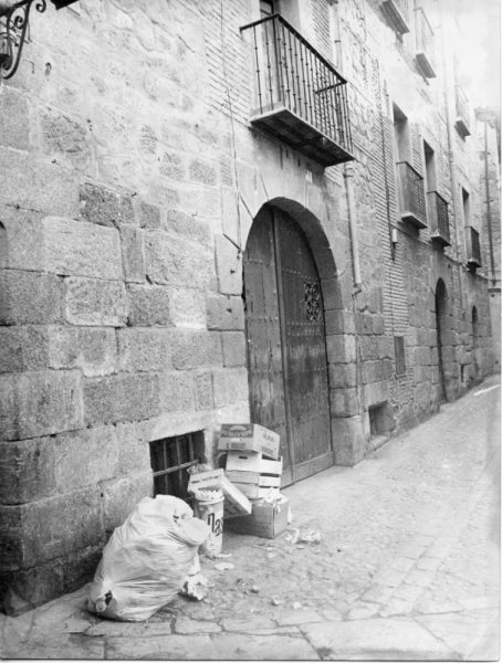 44 - 1976-09-17_Basura acumulada en las puertas de una casa en la calle del Locum_Foto Carvajal