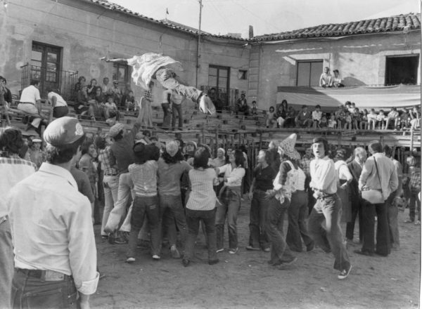45 - 1985 ca._El Real de San Vicente_Fiestas patronales en la Plaza de Toros de madera_Foto Carvajal