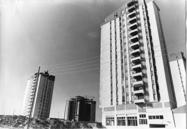 46 - 1976-09-17_Edificios en construcción en la calle Alberche del Polígono Residencial_Foto Carvajal