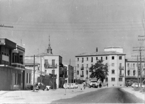 46 - 1985 ca._Sonseca_Avenida de los Reyes Católicos_Foto Carvajal