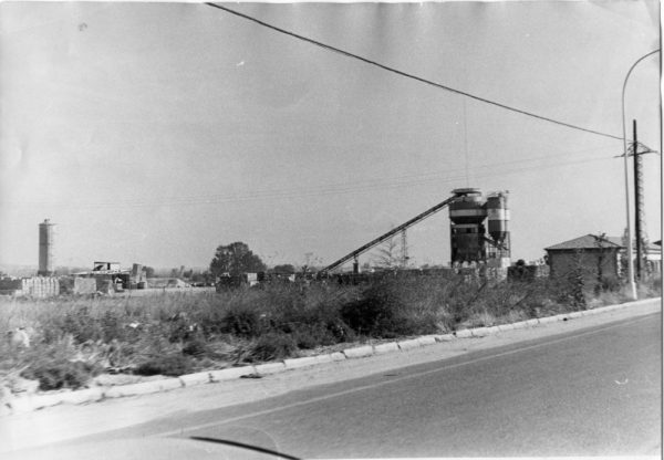 48 - 1976-09-17_Vista de una industria desde la carretera del Polígono Industrial_Foto Carvajal