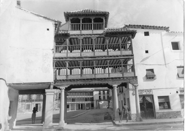 49 - 1985 ca._Tembleque_Un detalle de la Plaza Mayor_Foto Carvajal