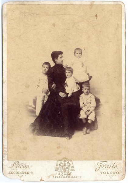 5-02_Hacia 1892-1893 - Retrato de una familia - Foto Pedro Lucas Fraile