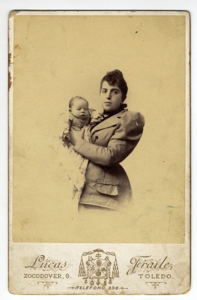 5-03_Hacia 1892-1893 - Retrato de una mujer con niño - Foto Pedro Lucas Fraile