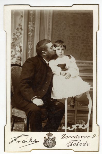 5-04_Hacia 1896-1899 - Retrato de un padre dando un beso a su hija - Foto de Pedro Lucas Fraile