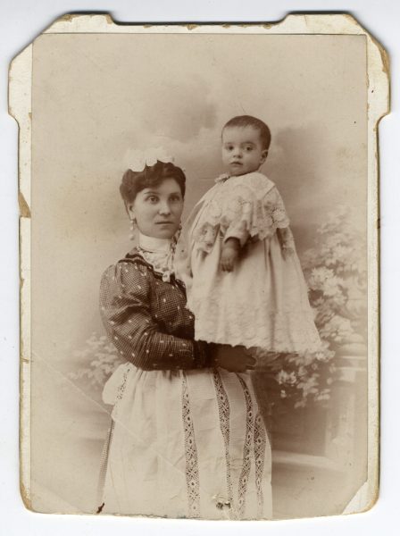 5-05_Hacia 1896-1899 - Retrato de una mujer con niño - Foto de Pedro Lucas Fraile