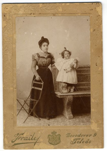 5-06_Hacia 1896-1900 - Retrato de una mujer y una niña - Foto de Pedro Lucas Fraile