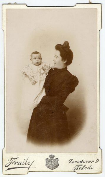 5-07_Hacia 1896-1900 - Retrato de una mujer y una niña - Foto de Pedro Lucas Fraile