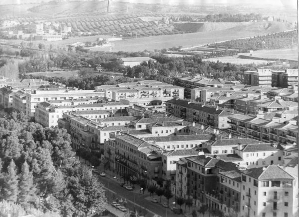 50 - 1981-00-00_Vista de los bloques de la avenida de la Reconquista desde la Diputación Provincial_Foto Carvajal
