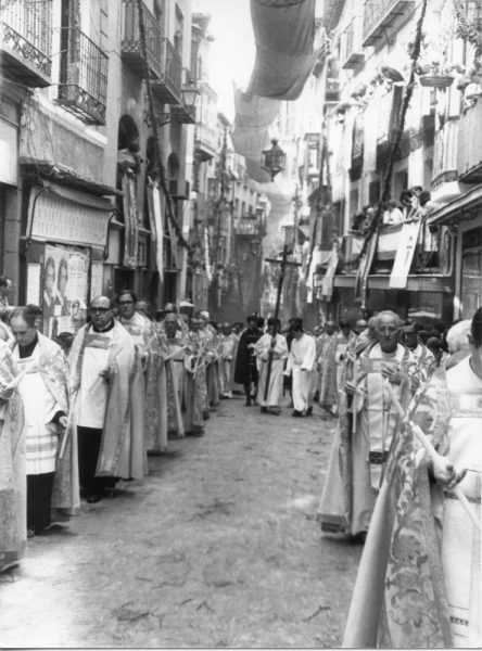 53 - 1985-06-06_Procesión del Corpus por la calle del Comercio_Foto Carvajal